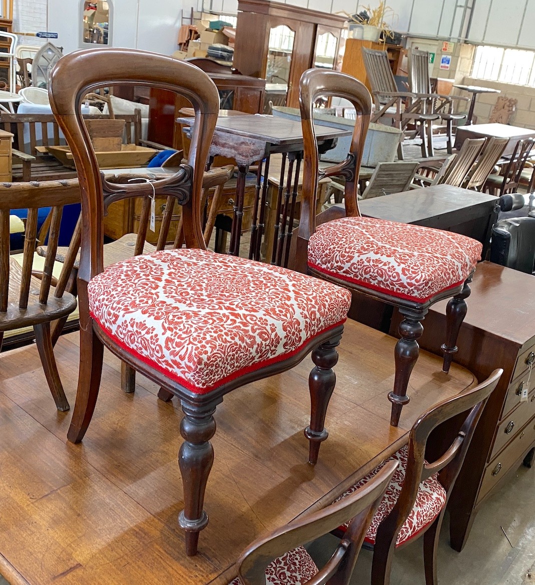 A Victorian rectangular mahogany extending dining table, length 150cm, width 105cm, height 71cm together with six Victorian mahogany balloon back dining chairs